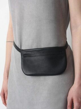 ALEX BENDER Flat Belt Bag Black